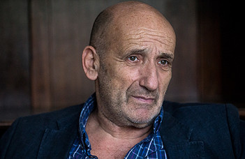 Rényi András tart előadást a Gólyavári Esték következő részében.