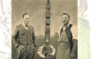 Szende László tart előadást a BTK ismeretterjesztő sorozatában.