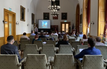 Generációk találkozója az ELTE-n (Újkor.hu)
