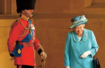 Fülöp herceg és a monarchia (Nők Lapja)