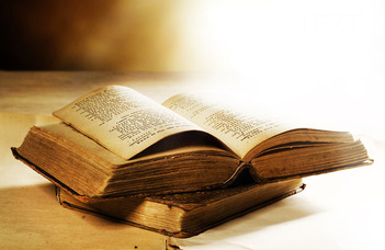 Biblia a dohányzóasztalon (Magyar Nemzet)